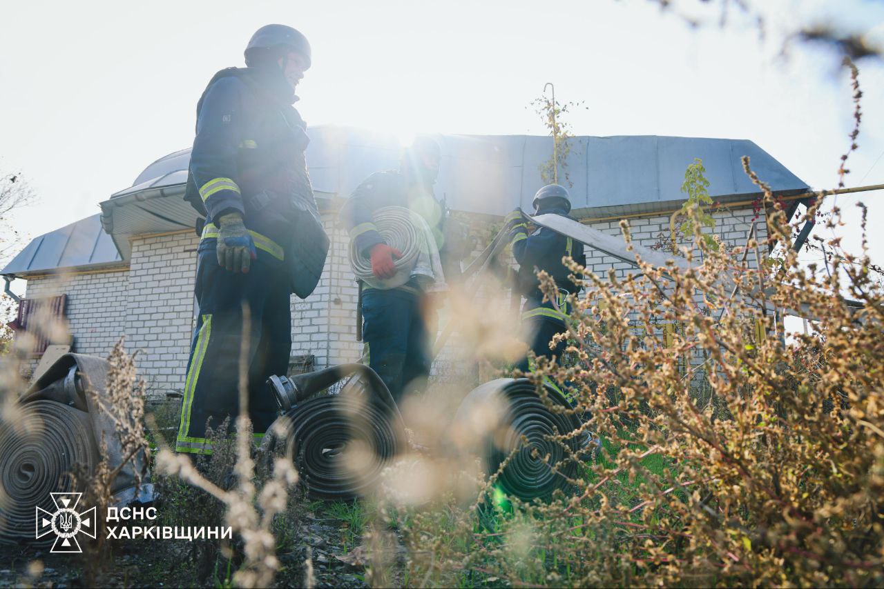 Рятувальники показали кадри гасіння пожежі після ворожого обстрілу Харкова